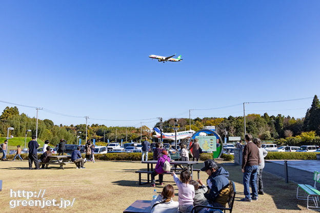 成田で飛行機～広場の前にキティジェット