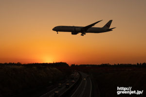 成田で飛行機～夕景の高速道路を跨ぐ