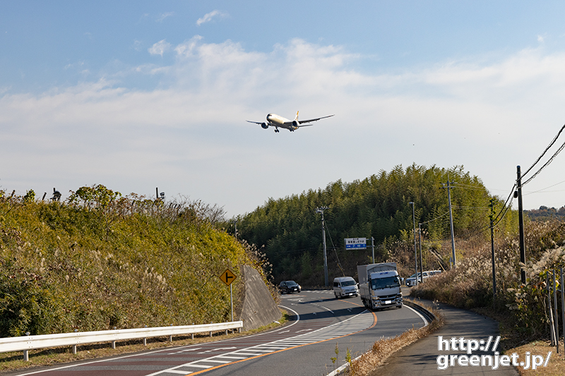 成田で飛行機～エティハドのB787とカーブ