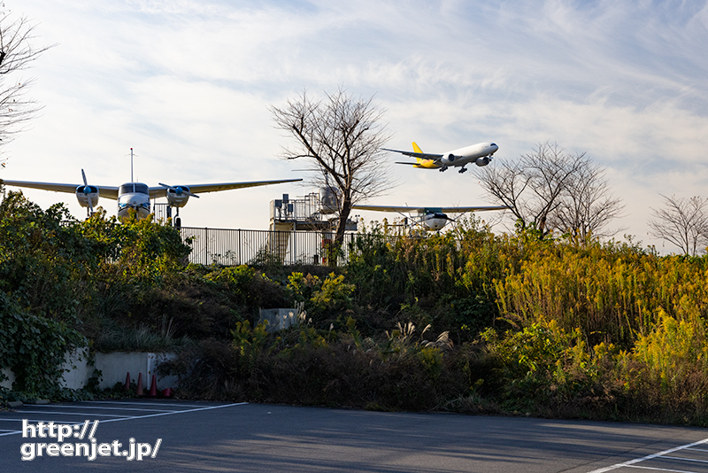 成田で飛行機～プロペラ機とカーゴB777