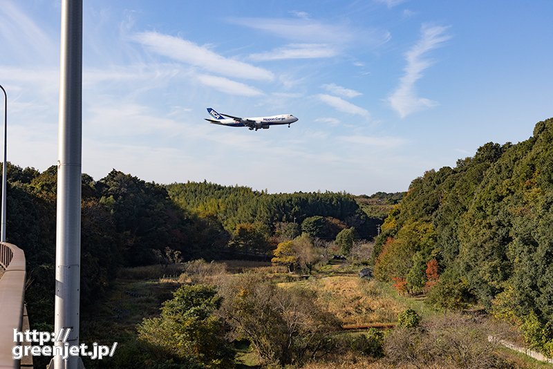 成田で飛行機～この深い谷とデカイ飛行機