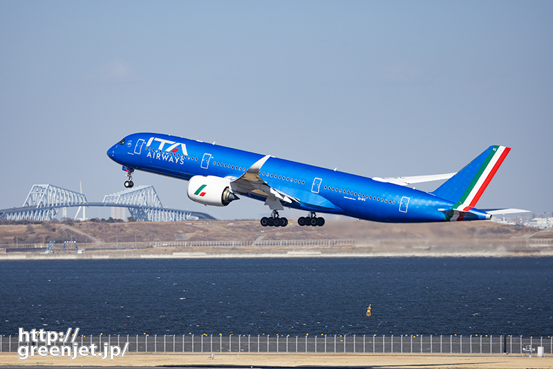 羽田で飛行機～青く美しいA350が上がる