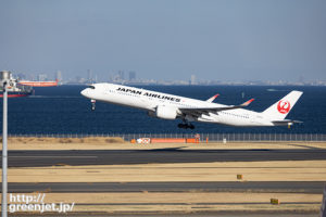 羽田で飛行機～JAL A350が正面で上がる