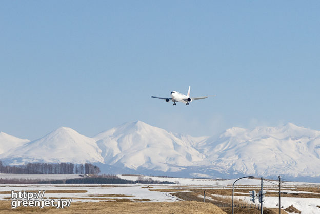 旭川で飛行機～まだ真っ白な上を降りてくる