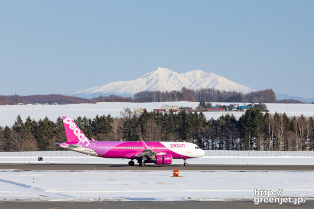 女満別で飛行機～真白斜里岳とピンクA320