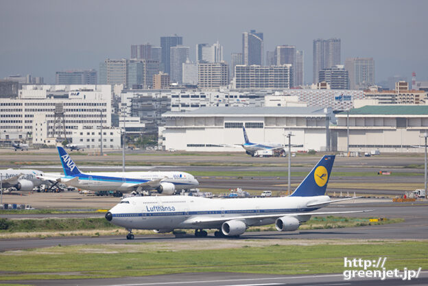 羽田で飛行機～高層ビル群とレトロ ルフト