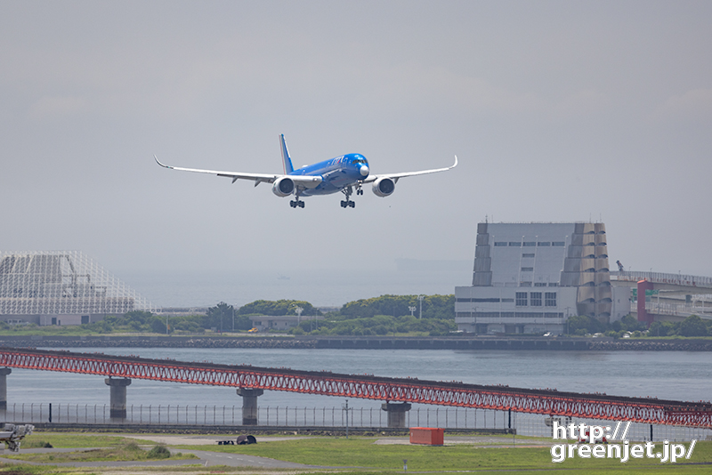 羽田で飛行機～先っぽ白の青いA350