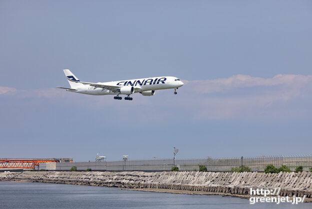 羽田で飛行機～赤い誘導灯とフィンのA350