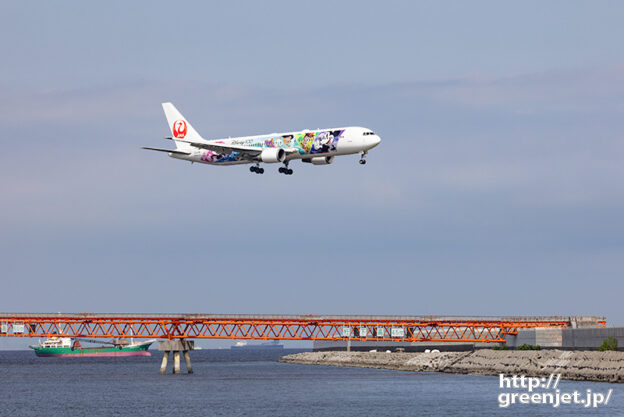 羽田で飛行機～赤い誘導灯に絡むミッキー