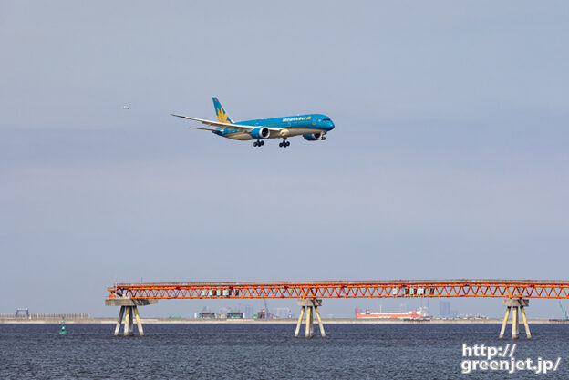 羽田で飛行機～東京湾とベトナムB787