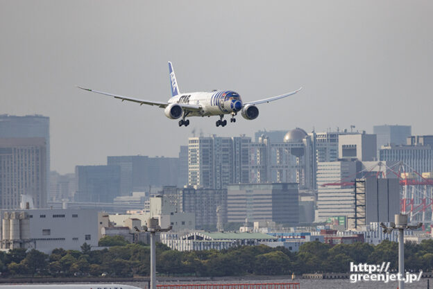 羽田で飛行機～R2-D2をあのビルと絡め