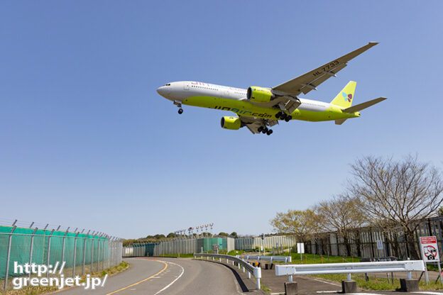 成田で飛行機～イエローグリーンB7に迫る