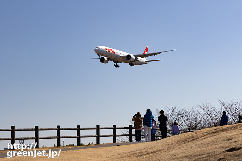 成田で飛行機～丘と柵と飛行機を見物する人