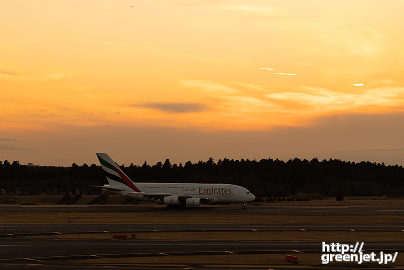 成田で飛行機～夕景とエミレーツのA380