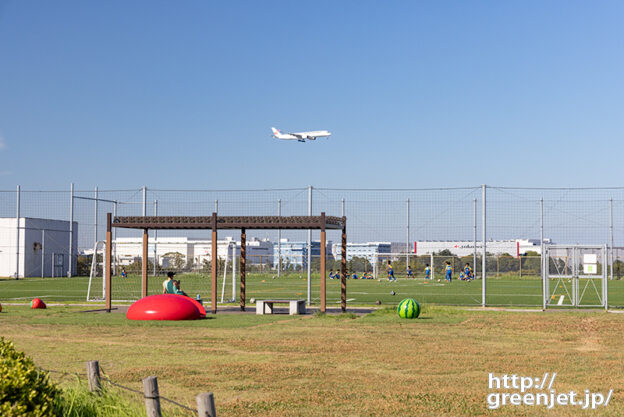 羽田で飛行機～サッカーコートとA350