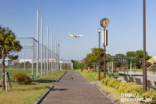 羽田で飛行機～石畳の奥にロコンジェット