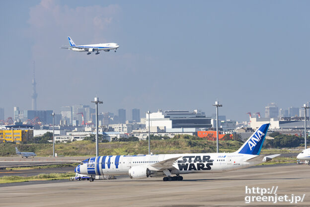 羽田で飛行機～沖止めのR2とスカイツリー