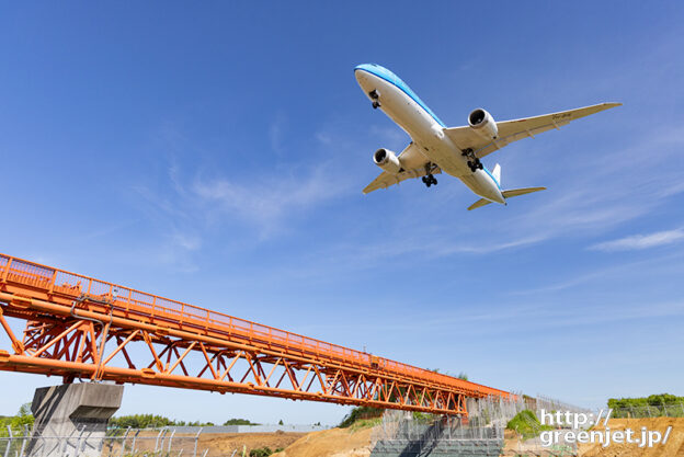 成田で飛行機～豪快に青いB787に迫る