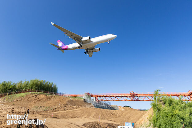 成田で飛行機～禿山とハワイアンA330