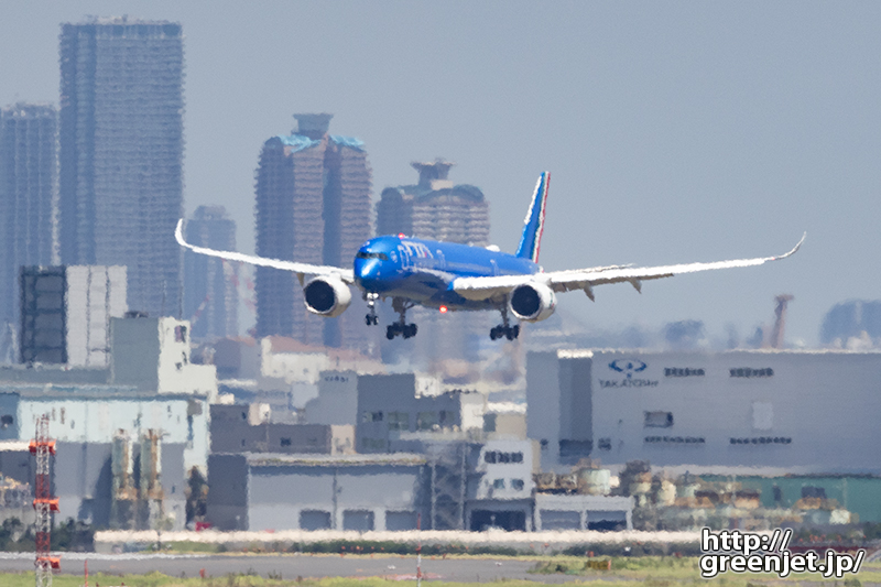 羽田で飛行機～高層マンションと青いA350