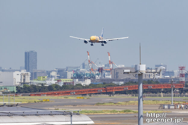 羽田で飛行機～前方から誘導灯とC-3PO