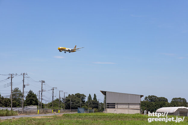 成田で飛行機～大きな納屋とあの黄色いヤツ