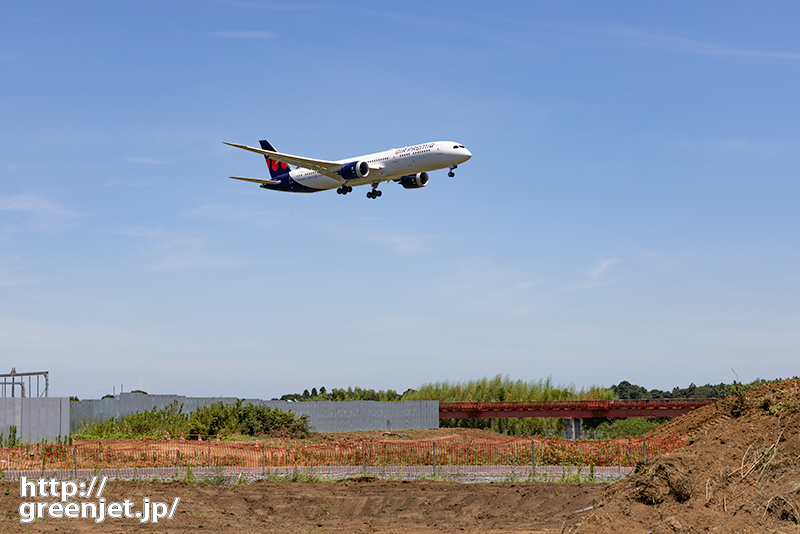 成田で飛行機～荒野に降りてくるB787