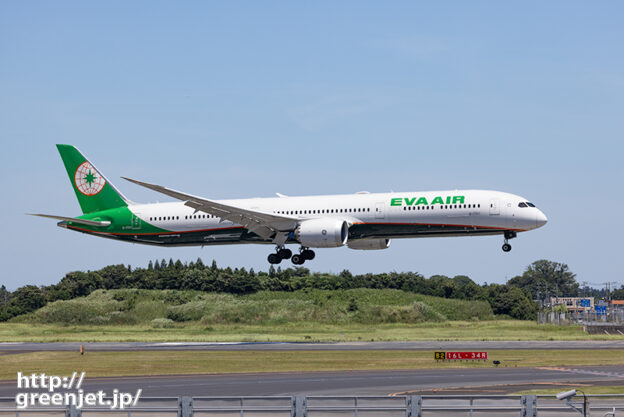 成田で飛行機～エバーの787-10