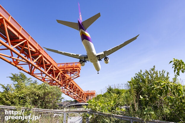 成田で飛行機～赤い誘導灯とB777のお腹