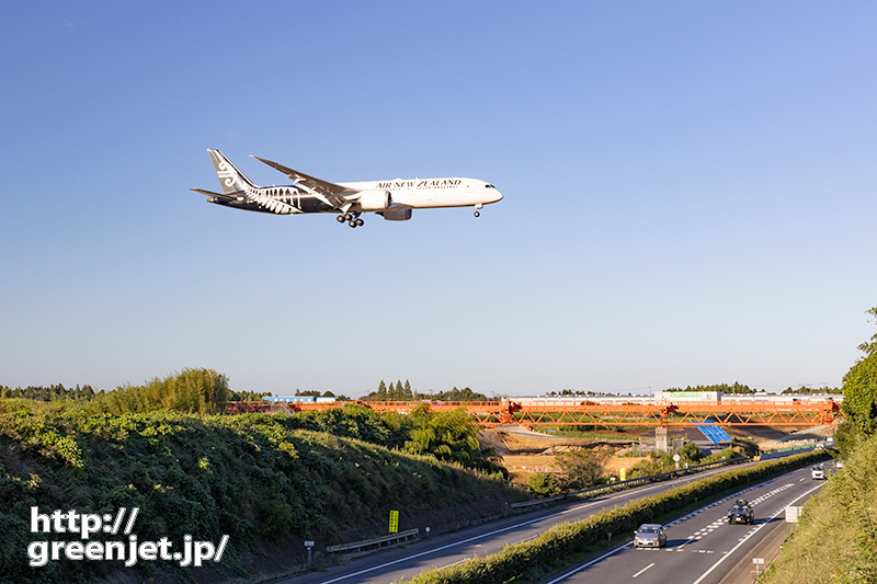 成田で飛行機～誘導灯と高速の組合せの美