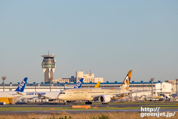 成田で飛行機～ランプタワーと金のB787