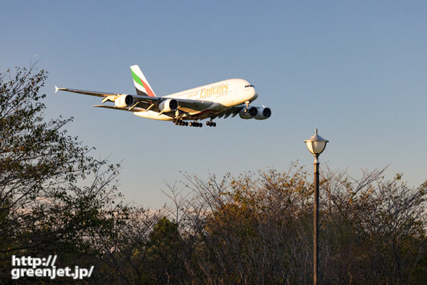 成田で飛行機～西日を浴びながらエミレーツ