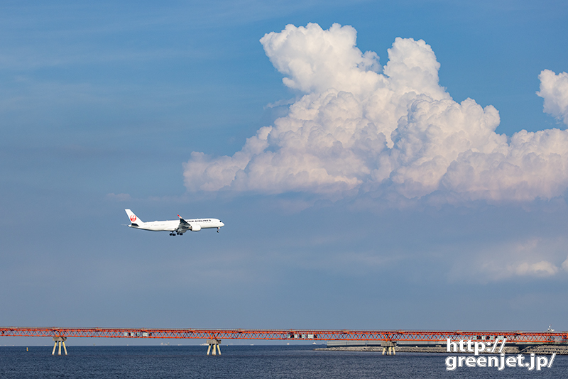 羽田で飛行機～モクモク雲とJのA350