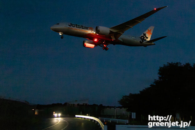 成田で飛行機～夜捉えるジェットスターと車