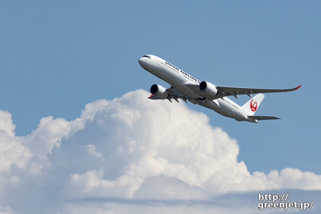 羽田で飛行機～モクモク雲とJALのA350