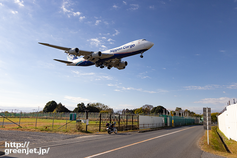 成田で飛行機～この道路の上をNCA ジャンボ