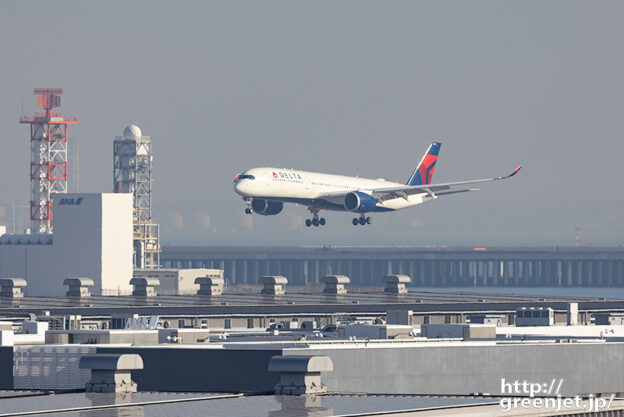 羽田で飛行機～建物とA350が絡む迫力