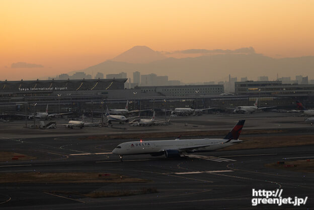羽田で飛行機～夕焼け富士とデルタA350