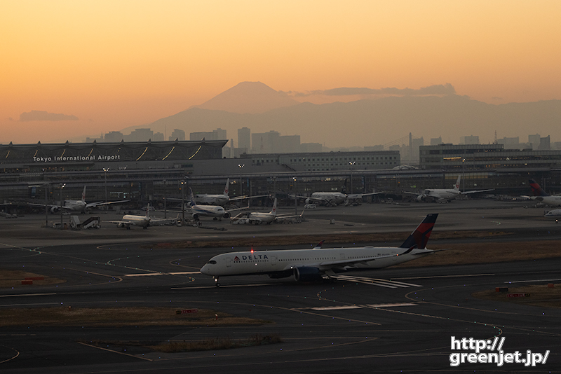 羽田で飛行機～夕焼け富士とデルタA350