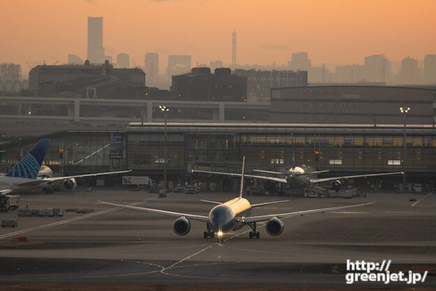 羽田で飛行機～羽田の夕景にターコイズブルー