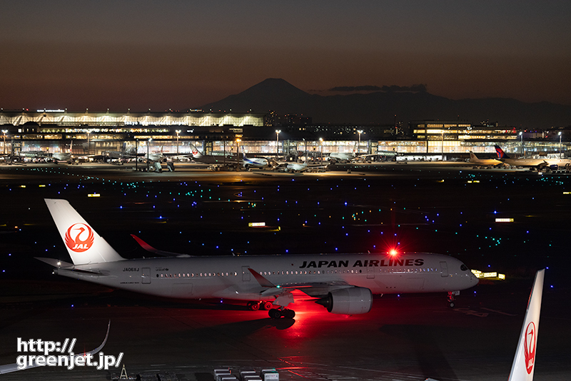 羽田で飛行機～夕焼け富士とJAL A350