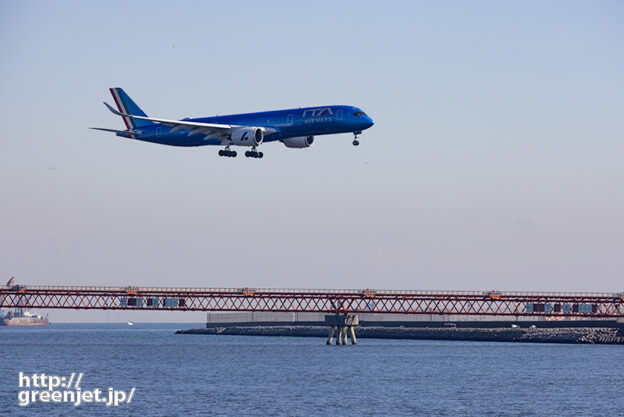 羽田で飛行機～逆光でも美しい青いA350