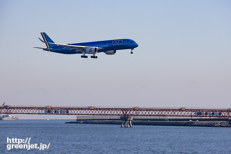 羽田で飛行機～逆光でも美しい青いA350