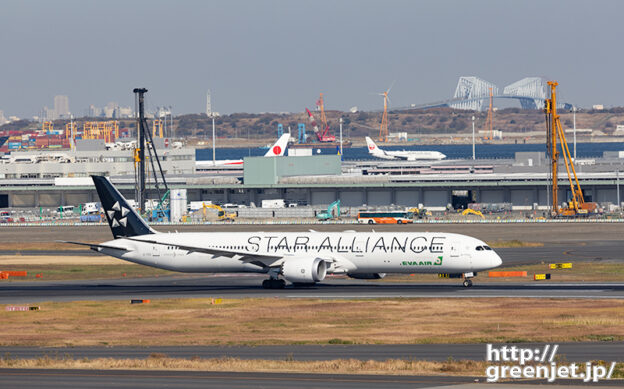 羽田で飛行機～エバーのスタアラB787