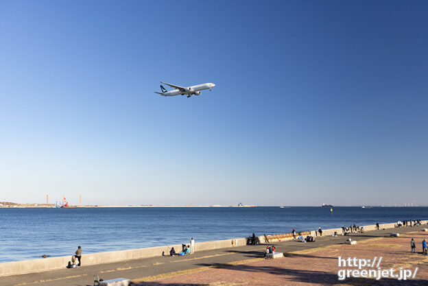 羽田で飛行機～東京湾とキャセイB777