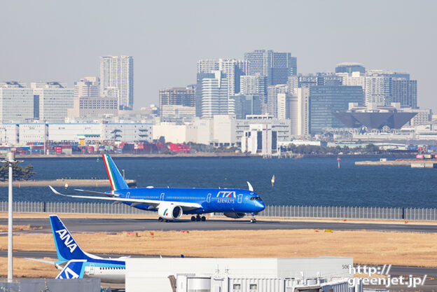 羽田で飛行機～高層ビル群とブルーのA350