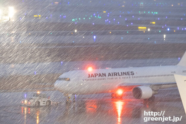 羽田で飛行機～雪の勢いとB767