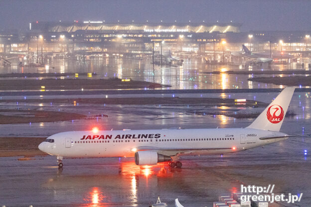 羽田で飛行機～雪の夜の一タミは美しかった