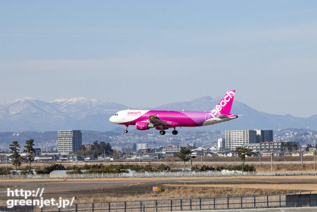 仙台で飛行機～山と街並が背景に入る