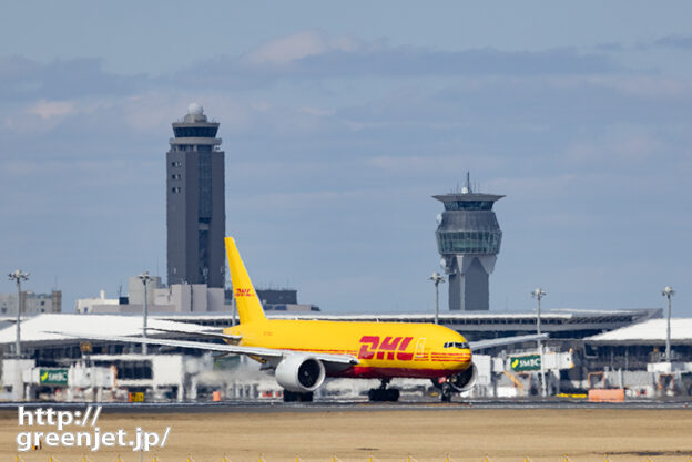 成田で飛行機～ツインタワー前に黄色いヤツ